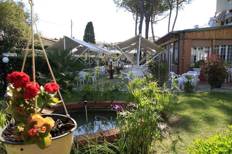 Hotel La Pineta Al Mare Forte dei Marmi Bagian luar foto
