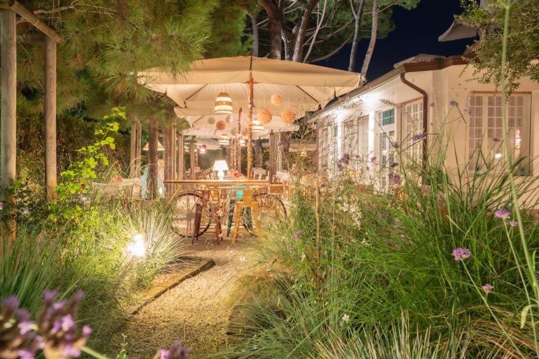 Hotel La Pineta Al Mare Forte dei Marmi Bagian luar foto